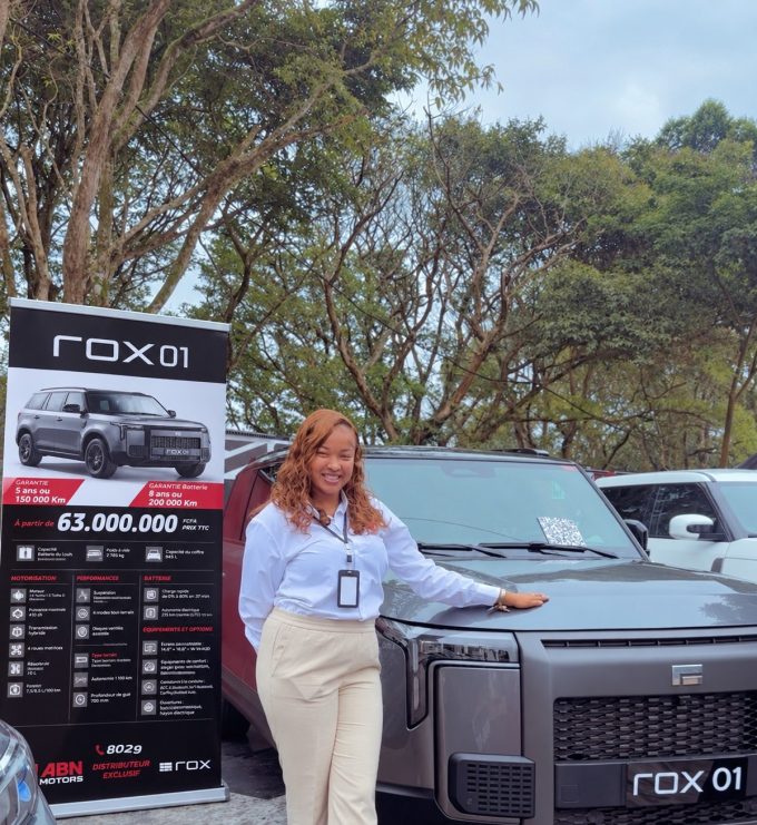 Achlyne Mpeke Sales Representative Showroom ABN Motors devant le SUV ROX 01 à partir de 63 000 000 FCFA TTC à Douala Cameroun