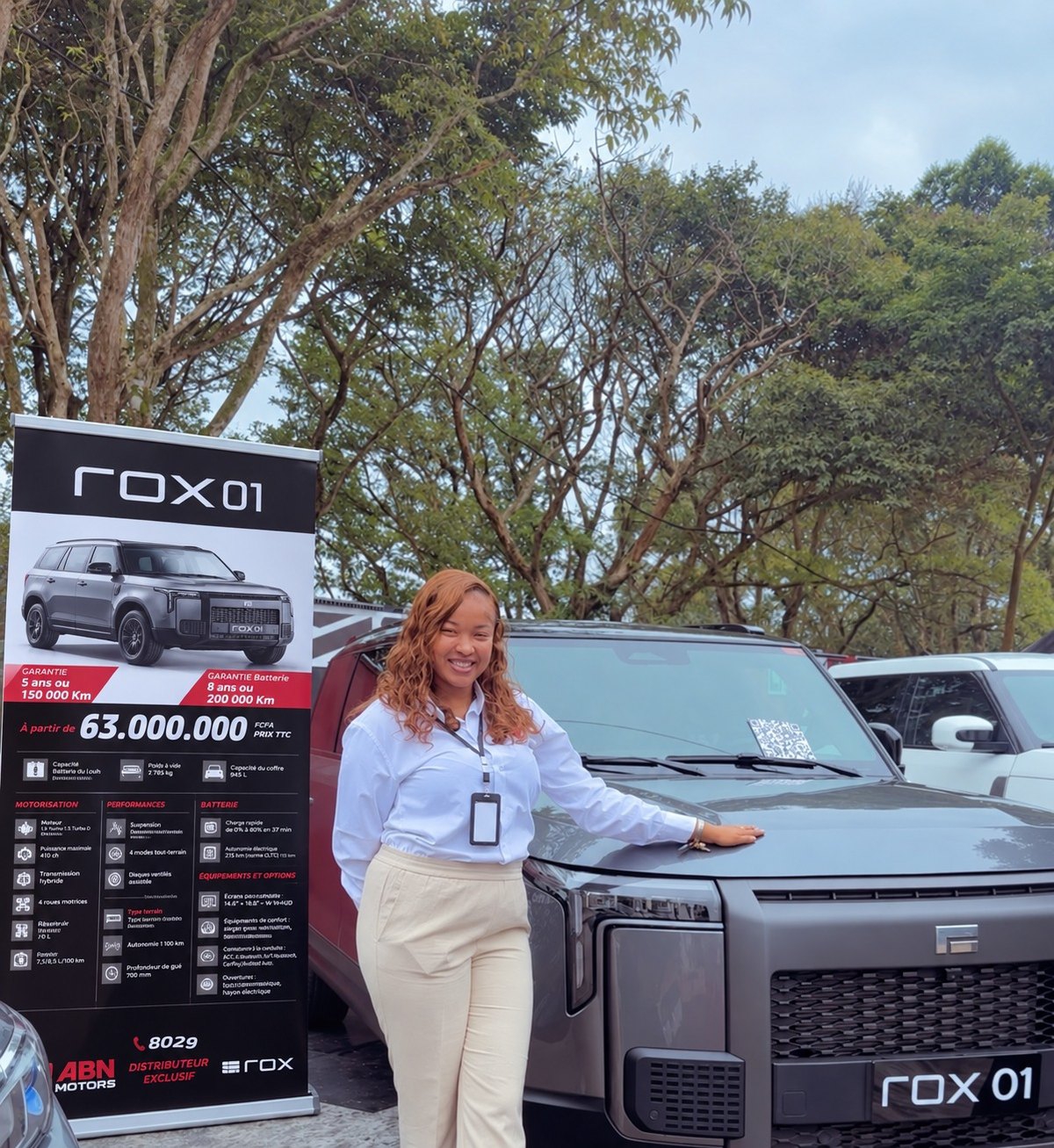Achlyne Mpeke Sales Representative Showroom ABN Motors devant le SUV ROX 01 à partir de 63 000 000 FCFA TTC à Douala Cameroun