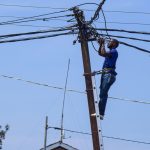 Poteau électrique en zone rurale au Sénégal illustrant les 6 471 localités restant à électrifier avant 2029