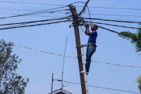 Poteau électrique en zone rurale au Sénégal illustrant les 6 471 localités restant à électrifier avant 2029