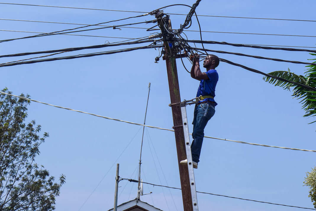 Poteau électrique en zone rurale au Sénégal illustrant les 6 471 localités restant à électrifier avant 2029