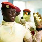 Capitaine Ibrahim Traoré, président du Burkina Faso, présentant un lingot d'or lors de l'inauguration de la raffinerie d'or du Burkina Faso