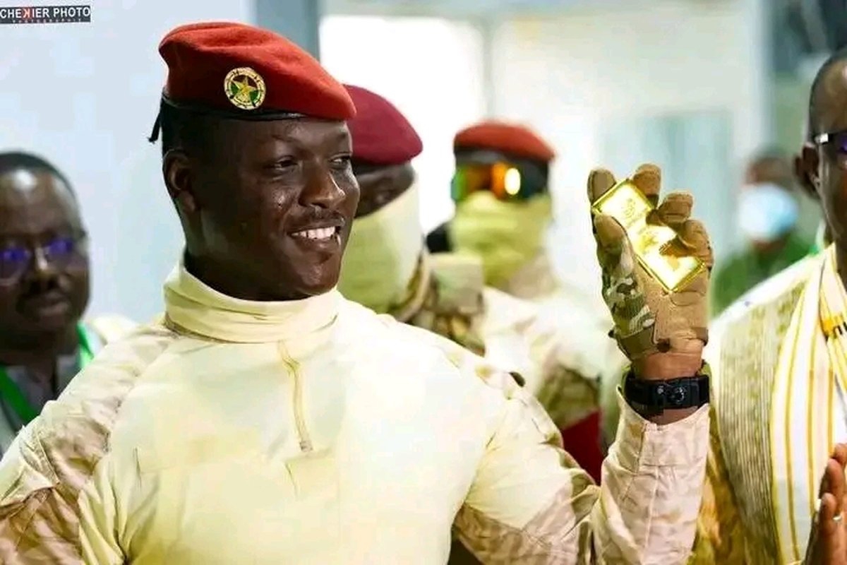 Capitaine Ibrahim Traoré, président du Burkina Faso, présentant un lingot d'or lors de l'inauguration de la raffinerie d'or du Burkina Faso