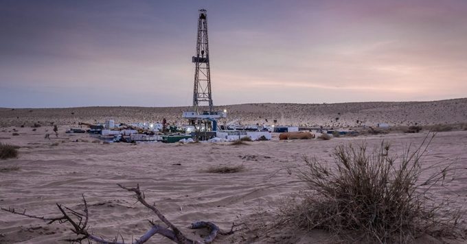 Au Niger, l'or noir devient symbole de crise. Depuis le 25 septembre, le puits Goumeri W8, au cœur du bloc d'Agadem dans la région de Diffa, crache sans discontinuer pétrole brut et gaz.