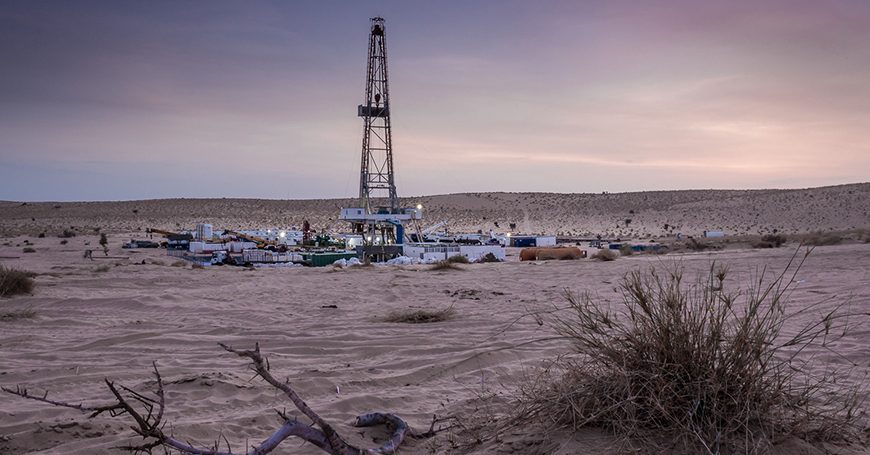 Au Niger, l'or noir devient symbole de crise. Depuis le 25 septembre, le puits Goumeri W8, au cœur du bloc d'Agadem dans la région de Diffa, crache sans discontinuer pétrole brut et gaz.