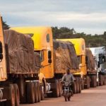 Le transport de produits pétroliers entre le Cameroun et la République centrafricaine a repris après deux semaines de grève de transporteurs, selon les informations rapportées le 21 octobre. L’immobilisation de centaines de camions-citernes avait perturbé le ravitaillement du marché centrafricain. La reprise constitue un signal positif pour la logistique régionale, mais son effet dépendra de la régularité des convois et de la capacité des opérateurs à résorber les retards accumulés.