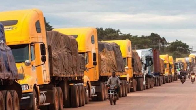 Le transport de produits pétroliers entre le Cameroun et la République centrafricaine a repris après deux semaines de grève de transporteurs, selon les informations rapportées le 21 octobre. L’immobilisation de centaines de camions-citernes avait perturbé le ravitaillement du marché centrafricain. La reprise constitue un signal positif pour la logistique régionale, mais son effet dépendra de la régularité des convois et de la capacité des opérateurs à résorber les retards accumulés.