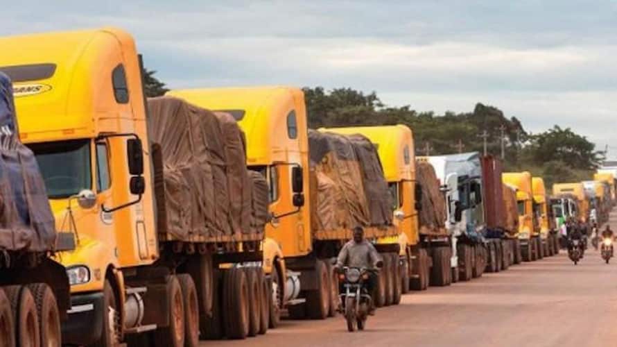 Le transport de produits pétroliers entre le Cameroun et la République centrafricaine a repris après deux semaines de grève de transporteurs, selon les informations rapportées le 21 octobre. L’immobilisation de centaines de camions-citernes avait perturbé le ravitaillement du marché centrafricain. La reprise constitue un signal positif pour la logistique régionale, mais son effet dépendra de la régularité des convois et de la capacité des opérateurs à résorber les retards accumulés.