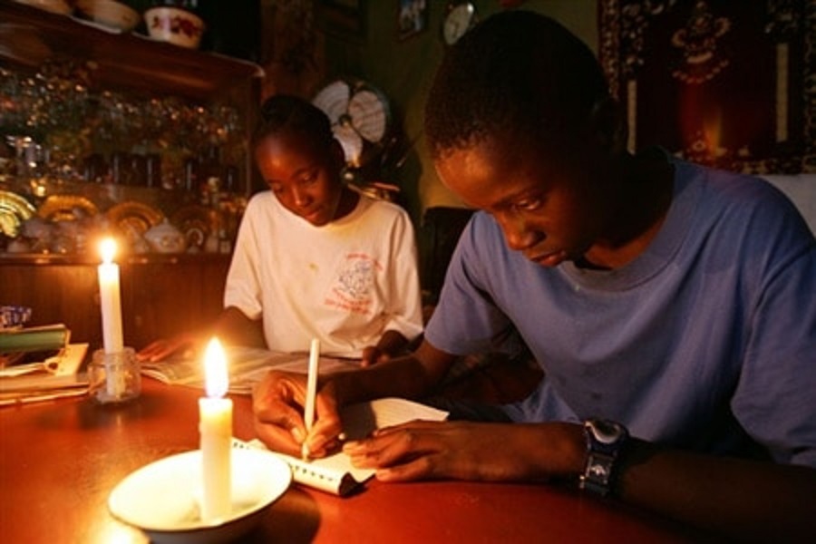 Prévue ce 23 octobre, l'ouverture des offres pour 10 MW thermiques dans le Grand Nord est reportée au 30 octobre. 9,4 milliards FCFA pour une urgence qui illustre la crise du Réseau Interconnecté Nord (RIN).