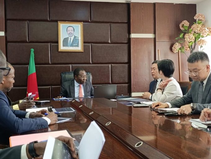 Une délégation de Huawei reçue par le ministre de l'Eau et de l'énergie, Gaston Eloundou Essomba