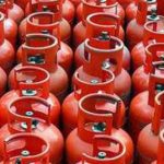 À Yaoundé, la disponibilité du gaz domestique demeure un sujet de préoccupation pour les ménages. Malgré les mesures annoncées pour renforcer l’approvisionnement, des ruptures localisées continuent d’être signalées. La situation remet au premier plan les capacités de stockage, d’enfûtage et de distribution du gaz domestique, ainsi que la nécessité de mieux anticiper les besoins du marché.
