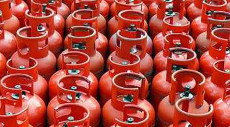 À Yaoundé, la disponibilité du gaz domestique demeure un sujet de préoccupation pour les ménages. Malgré les mesures annoncées pour renforcer l’approvisionnement, des ruptures localisées continuent d’être signalées. La situation remet au premier plan les capacités de stockage, d’enfûtage et de distribution du gaz domestique, ainsi que la nécessité de mieux anticiper les besoins du marché.
