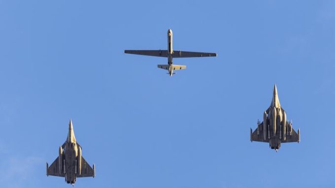 C'est une petite phrase glissée en conférence de presse ce jeudi qui a retenu notre attention à Watt Infos. Quand l'Armée de l'Air française parle de son projet HypAirion, elle décrit ses futurs avions de combat comme des "ordinateurs qui volent". Et qui dit ordinateur qui vole dit défi énergétique majeur.