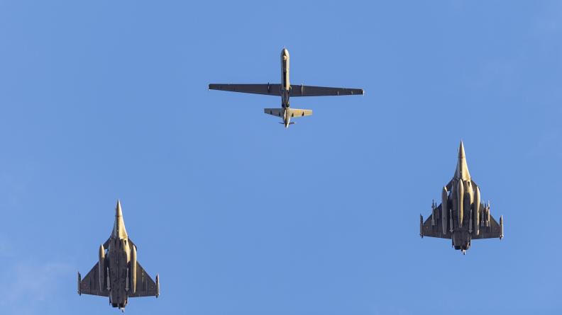C'est une petite phrase glissée en conférence de presse ce jeudi qui a retenu notre attention à Watt Infos. Quand l'Armée de l'Air française parle de son projet HypAirion, elle décrit ses futurs avions de combat comme des "ordinateurs qui volent". Et qui dit ordinateur qui vole dit défi énergétique majeur.