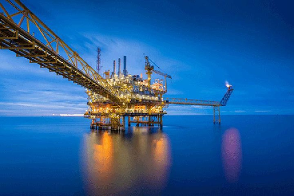 La réforme pétrolière en Namibie avance au Parlement, mais le rôle de la présidence dans la régulation suscite des critiques. Enjeux pour les investisseurs et la future production.