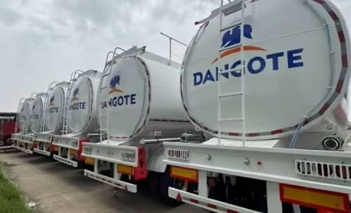 La Banque des Etats de l'Afrique Centrale veut changer de fournisseur. Face à l'explosion des subventions aux carburants, la BEAC exhorte officiellement les six pays de la CEMAC à s'approvisionner à la méga-raffinerie Dangote au Nigeria plutôt qu'à Rotterdam.
