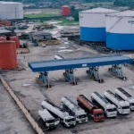 La raffinerie modulaire d’Ebenco Global Link, située à Koko, dans l’État du Delta, au Nigeria, a reçu l’autorisation réglementaire d’introduire des hydrocarbures dans ses installations. D’une capacité annoncée de 30 000 barils par jour, le site entame une phase d’essais qui pourrait contribuer au renforcement des capacités nationales de raffinage.