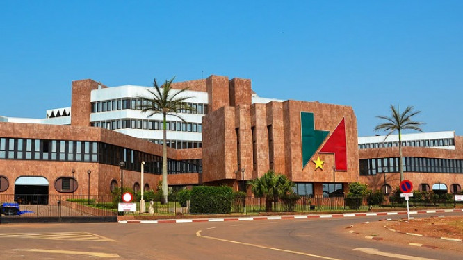 Le Cameroun cherche de nouveaux partenaires pour développer ses ressources en hydrocarbures. La SNH a lancé un appel à candidatures portant sur six blocs répartis dans trois bassins sédimentaires, avec une échéance de dépôt des offres fixée au 28 mai 2027.