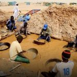 Au Soudan, une frappe signalée sur un site d’orpaillage près de la frontière égyptienne a remis en lumière les risques auxquels sont exposés les mineurs artisanaux soudanais. Au-delà du bilan humain rapporté, cet épisode souligne les liens entre précarité économique, exploitation minière informelle et insécurité dans les zones frontalières.