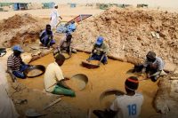 Au Soudan, une frappe signalée sur un site d’orpaillage près de la frontière égyptienne a remis en lumière les risques auxquels sont exposés les mineurs artisanaux soudanais. Au-delà du bilan humain rapporté, cet épisode souligne les liens entre précarité économique, exploitation minière informelle et insécurité dans les zones frontalières.