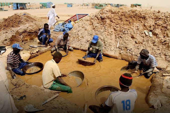 Au Soudan, une frappe signalée sur un site d’orpaillage près de la frontière égyptienne a remis en lumière les risques auxquels sont exposés les mineurs artisanaux soudanais. Au-delà du bilan humain rapporté, cet épisode souligne les liens entre précarité économique, exploitation minière informelle et insécurité dans les zones frontalières.