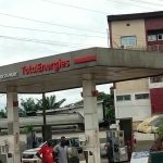 A Bessengue, au cœur de Douala, la station TotalEnergies affiche un auvent noirci, un béton fatigué et des poteaux délavés. Loin des standards de Bonapriso ou Yassa, cette station historique pose une question simple, la première multinationale du Cameroun entretient elle encore son réseau ?