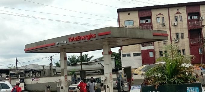 A Bessengue, au cœur de Douala, la station TotalEnergies affiche un auvent noirci, un béton fatigué et des poteaux délavés. Loin des standards de Bonapriso ou Yassa, cette station historique pose une question simple, la première multinationale du Cameroun entretient elle encore son réseau ?
