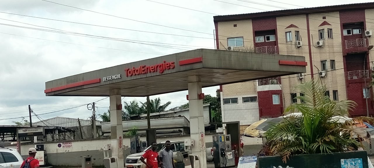 A Bessengue, au cœur de Douala, la station TotalEnergies affiche un auvent noirci, un béton fatigué et des poteaux délavés. Loin des standards de Bonapriso ou Yassa, cette station historique pose une question simple, la première multinationale du Cameroun entretient elle encore son réseau ?