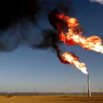 Le Gabon déclare la guerre au torchage. Lors du Conseil des ministres du 8 octobre 2026, le gouvernement a validé le projet de création d'une taxe environnementale frappant le brûlage du gaz associé lors des opérations pétrolières. Une première dans le pays.