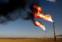 Le Gabon déclare la guerre au torchage. Lors du Conseil des ministres du 8 octobre 2026, le gouvernement a validé le projet de création d'une taxe environnementale frappant le brûlage du gaz associé lors des opérations pétrolières. Une première dans le pays.